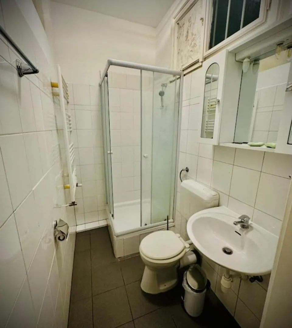 Affordable 2Br Apt, 10 Min From Westbahnhof فيينا